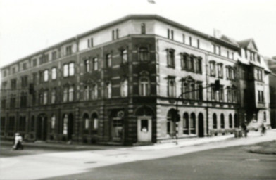 Stadtarchiv Weimar, 60 10-5/26, Blick auf die Kreuzungstraße Ernst-Thälmann-Straße/Röhrstraße, 1987