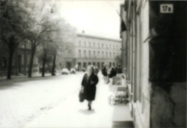 Stadtarchiv Weimar, 60 10-5/26, Blick in die Ernst-Thälmann-Straße, 1980