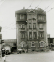 Stadtarchiv Weimar, 60 10-5/26, Blick aus der Schopenhauerstraße zur Ernst-Thälmann-Straße 87, 1977