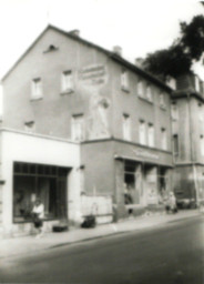 Stadtarchiv Weimar, 60 10-5/26, Ernst-Thälmann-Straße 51 mit Wandbild am Hausgiebel "Kulmbacher Mönchshof-Bräu"., 1980