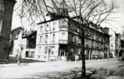 Stadtarchiv Weimar, 60 10-5/26, Blick in die Ernst Thälmann-Straße /links Pabststraße, 1986