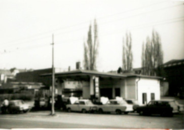 Stadtarchiv Weimar, 60 10-5/26, Blick auf die Minol-Tankstelle, Bertuchstraße, 1985