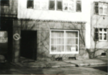 Stadtarchiv Weimar, 60 10-5/26, Zeppelinplatz 3/5 mit Durchgang zur Eckenerstraße, 1980