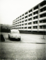 Stadtarchiv Weimar, 60 10-5/26, Blick von der Marcel-Paul-Straße auf Parkplatz und Wohnblock, 1978