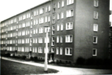 Stadtarchiv Weimar, 60 10-5/26, Wohnblock der Bonhoefferstraße 75-107, 1978