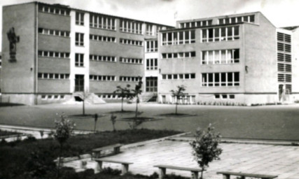 Stadtarchiv Weimar, 60 10-5/26, Blick auf die Hermann-Matern-Oberschule am Hermann-Matern-Ring (heute Bonhoefferstraße 26) , 1975