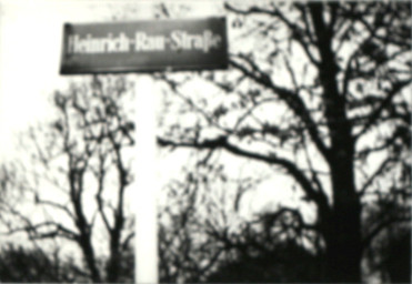 Stadtarchiv Weimar, 60 10-5/26, Straßenschild "Heinrich-Rau-Straße", 1970