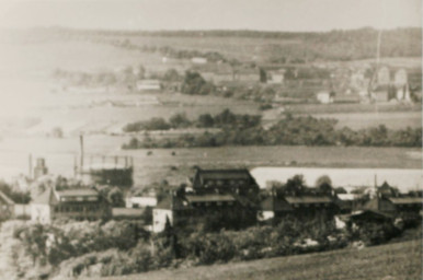 Stadtarchiv Weimar, 60 10-5/26, Blick vom Böckelsberg über die Gasanstalt nach Lützendorf, um 1960