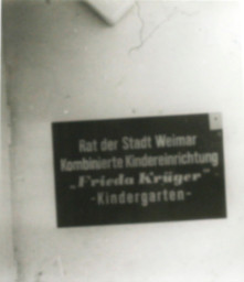 Stadtarchiv Weimar, 60 10-5/26, Blick auf das Schild am Haus des Kindergartens Frieda Krüger, 1979