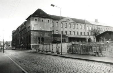 Stadtarchiv Weimar, 60 10-5/28, Blick in die Schwanseestraße, wohl 1988