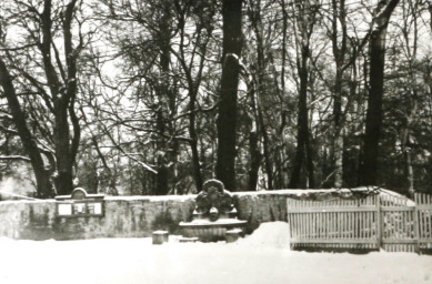 Stadtarchiv Weimar, 60 10-5/28, Blick zum Muschelbrunnen, wohl 1975