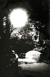 Stadtarchiv Weimar, 60 10-5/28, Blick auf die Brücke zwischen kleinem und großem Schwanseeteich, ohne Datum