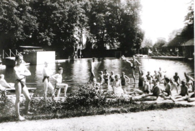 Stadtarchiv Weimar, 60 10-5/28, Blick in das Schwanseebad, um 1920