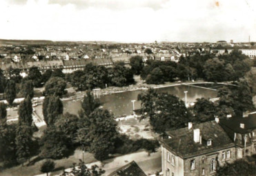 Stadtarchiv Weimar, 60 10-5/28, Blick von der Friedrich-Schiller-Oberschule auf das Schwanseebad, ohne Datum