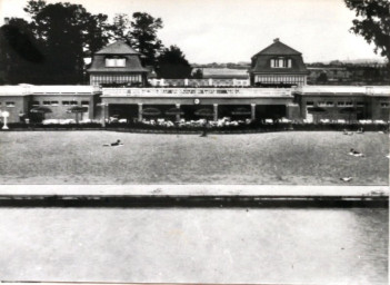 Stadtarchiv Weimar, 60 10-5/28, Blick auf den Eingangsbereich des Schwanseebades, ohne Datum