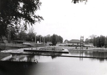 Stadtarchiv Weimar, 60 10-5/28, Blick in das Schwanseebad, wohl 1978