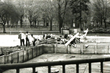 Stadtarchiv Weimar, 60 10-5/28, Blick in das Schwanseebad, wohl 1980