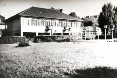 Stadtarchiv Weimar, 60 10-5/28, Blick zur Gaststätte im Schwanseebad, ohne Datum