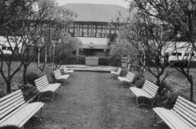 Stadtarchiv Weimar, 60 10-5/28, Blick zum Restaurant im Schwanseebad, wohl 1989