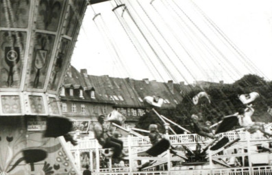 Stadtarchiv Weimar, 60 10-5/28, Blick auf den Parkplatz vor dem Schwanseebad, ohne Datum