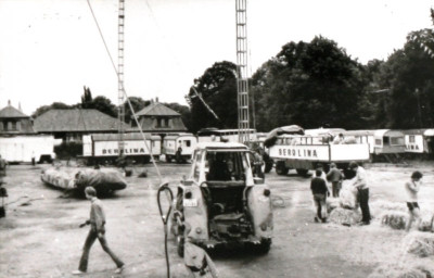 Stadtarchiv Weimar, 60 10-5/28, Blick auf den Parkplatz vor dem Schwanseebad, ohne Datum