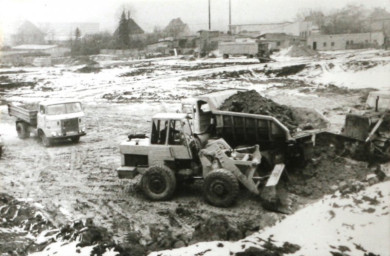 Stadtarchiv Weimar, 60 10-5/28, Blick auf das Baufeld für die Volksschwimmhalle (Johannes-Brumme-Schwimmhalle), ohne Datum