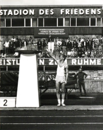 Stadtarchiv Weimar, 60 10-5/28, Blick zur Tribüne des "STADION DES FRIEDENS", ohne Datum