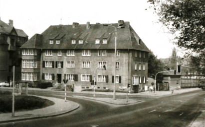 Stadtarchiv Weimar, 60 10-5/28, Blick auf die Straßenkreuzung Schwanseestraße/ Friedrich-Engels-Ring, wohl 1985