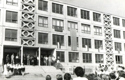 Stadtarchiv Weimar, 60 10-5/29, Blick auf eine Schule in Weimar-West, ohne Datum