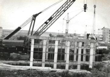 Stadtarchiv Weimar, 60 10-5/29, Blick zur neuen Brücke nach Weimar-West, wohl 1979