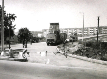 Stadtarchiv Weimar, 60 10-5/29, Blick in die Moskauer Straße zur Brücke nach Weimar-West, um 1980