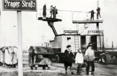 Stadtarchiv Weimar, 60 10-5/29, Blick in die Prager Straße, wohl 1987