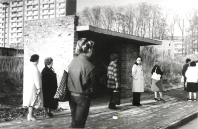 Stadtarchiv Weimar, 60 10-5/29, Blick zu einer Bushaltestelle in Weimar-West, ohne Datum