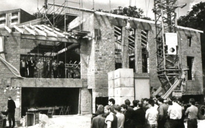 Stadtarchiv Weimar, 60 10-5/29, Blick auf das Evangelische Gemeindezentrum "Paul Schneider" in Weimar-West, wohl 1987