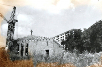 Stadtarchiv Weimar, 60 10-5/29, Blick auf das Evangelische Gemeindezentrum "Paul Schneider" in Weimar-West, wohl 1987