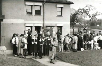 Stadtarchiv Weimar, 60 10-5/29, Blick zum Evangelischen Gemeindezentrum "Paul Schneider" in Weimar-West, 1988