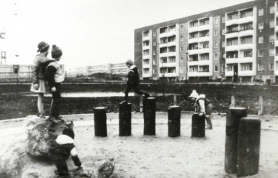 Stadtarchiv Weimar, 60 10-5/29, Blick auf einen Kinderspielplatz in Weimar-West, ohne Datum