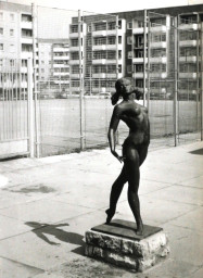 Stadtarchiv Weimar, 60 10-5/29, Blick auf das Denkmal "Bodenturnerin" in Weimar-West, wohl 1982