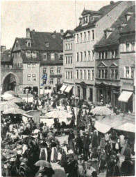 Stadtarchiv Weimar, 60 10-5/3 Bd. 1, Blick auf den Markt mit Wochenmarkt, um 1900