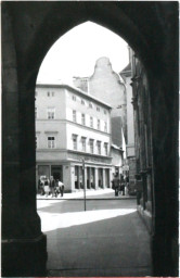 Stadtarchiv Weimar, 60 10-5/3 Bd. 1, Blick durch die Rathausarkaden, 1984