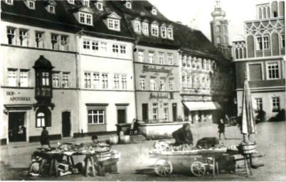 Stadtarchiv Weimar, 60 10-5/3 Bd. 1, Blick auf die Marktnordseite und Stadthaus, um 1900