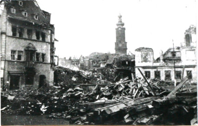 Stadtarchiv Weimar, 60 10-5/3 Bd. 1, Blick auf den Markt , 1945