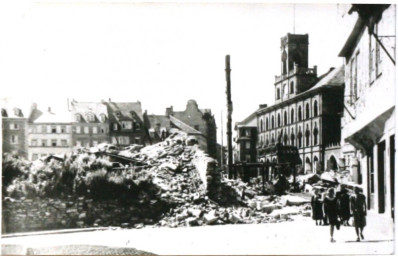 Stadtarchiv Weimar, 60 10-5/3 Bd. 1, Blick von der Kaufstraße zum Markt, 1945