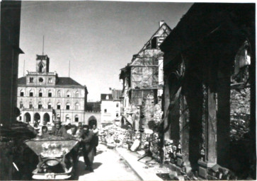 Stadtarchiv Weimar, 60 10-5/3 Bd. 1, Blick vom Grünen Markt in Richtung Marktplatz, 1945