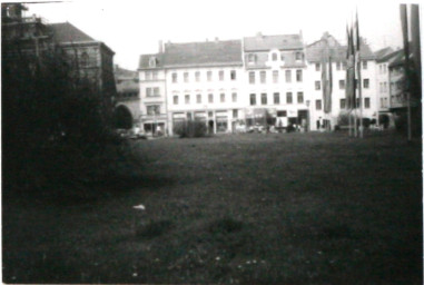 Stadtarchiv Weimar, 60 10-5/3 Bd. 1, Blick auf die Grünfläche der zerstörten Marktnordseite, um 1985