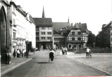 Stadtarchiv Weimar, 60 10-5/3 Bd. 1, Blick in die Dimitroffstraße, 1988