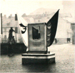 Stadtarchiv Weimar, 60 10-5/3 Bd. 1, Blick auf den Markt mit Aufsteller, nach 1945