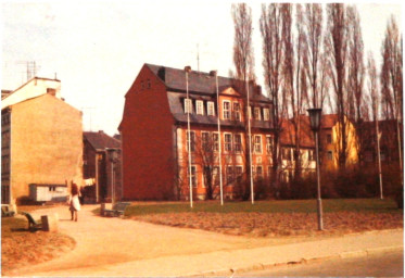 Stadtarchiv Weimar, 60 10-5/3 Bd. 1, Blick auf die Grünfläche Marktnordseite, um 1984