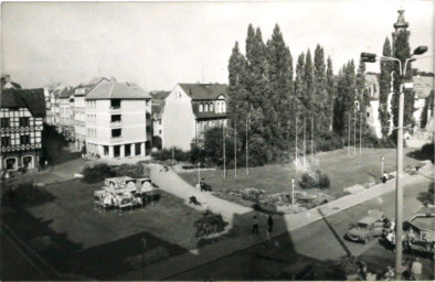 Stadtarchiv Weimar, 60 10-5/3 Bd. 1, Blick vom Rathaus auf die Grünfläche der Marktnordseite, 1984