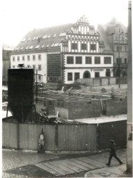 Stadtarchiv Weimar, 60 10-5/3 Bd. 2, Blick auf die Baustelle Marktnordseite, wohl 1988